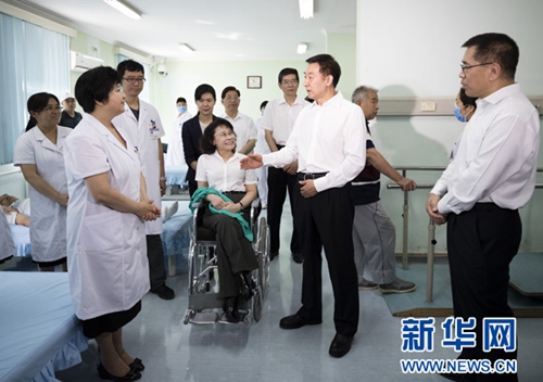 图为国务委员、国务院残工委主任王勇到北京市考察残疾预防工作